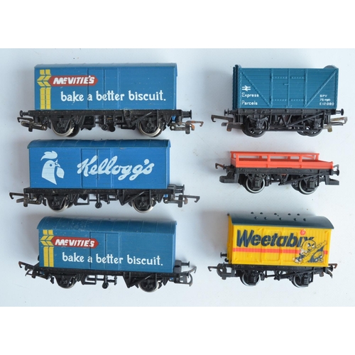 17 - Collection of OO gauge railway models to include boxed Hornby R1205 Western Freight Hauler set (orig... 