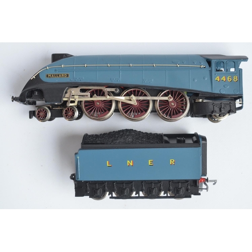 4 - Wrenn OO gauge W2404 Special Limited Edition Class A4 4-6-2 4468 'Mallard' electric train model in L... 