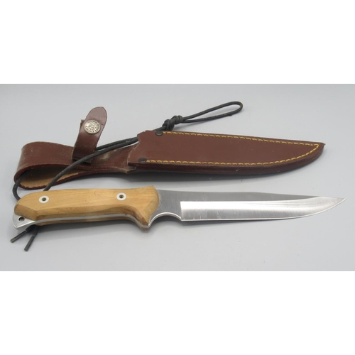 374 - Nieto stainless steel 440c blade knife with stitched leather sheath in very good condition, Blade L7... 