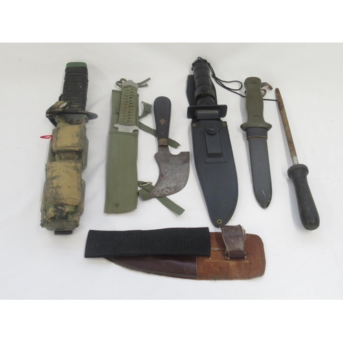 386 - Assortment of bladed tools, including a survival knife with fishing line, a leather worker's knife, ... 