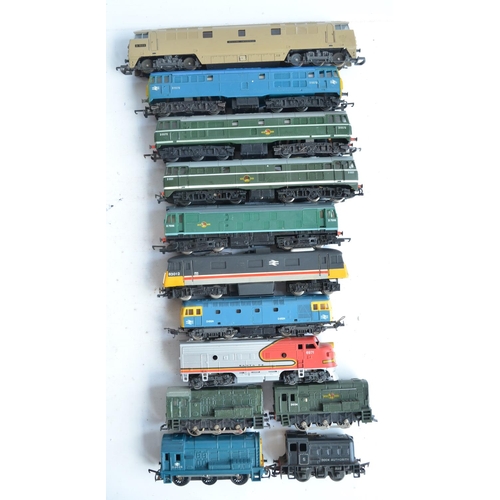 37 - Collection of previously used mostly OO gauge locomotives and passenger wagons including 6 boxed coa... 