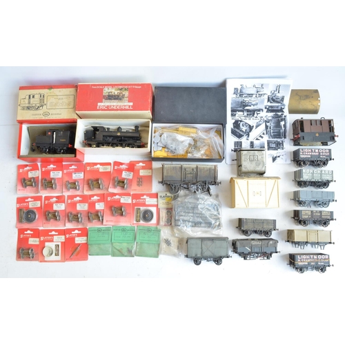 60 - Collection of kitbuilt O gauge locos, wagons and accessories to include an Eric Underhill 0-6-0 pann... 