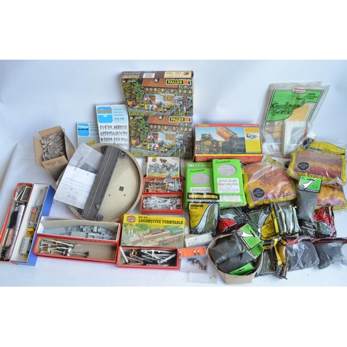 62 - Extensive collection of OO/HO gauge railway scenic accessories, buildings, card models etc, qty, 4 b... 