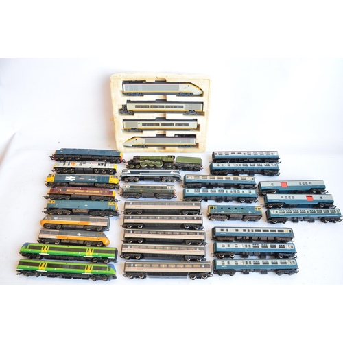 63 - Collection of previously run OO gauge electric train models and Inter-City passenger/Royal Mail coac... 