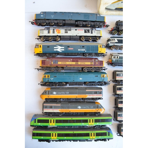 63 - Collection of previously run OO gauge electric train models and Inter-City passenger/Royal Mail coac... 