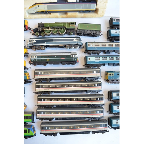 63 - Collection of previously run OO gauge electric train models and Inter-City passenger/Royal Mail coac... 