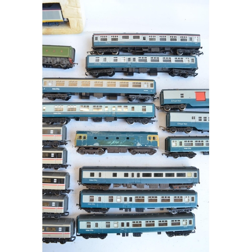 63 - Collection of previously run OO gauge electric train models and Inter-City passenger/Royal Mail coac... 