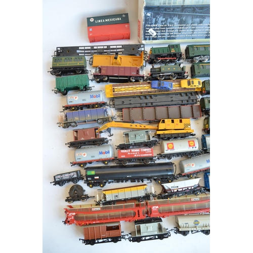 64 - Extensive collection of OO/HO gauge railway models including locomotives, passenger coaches and good... 