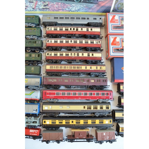 64 - Extensive collection of OO/HO gauge railway models including locomotives, passenger coaches and good... 