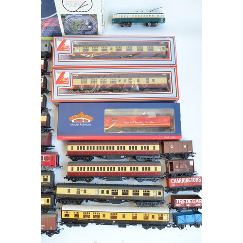 64 - Extensive collection of OO/HO gauge railway models including locomotives, passenger coaches and good... 