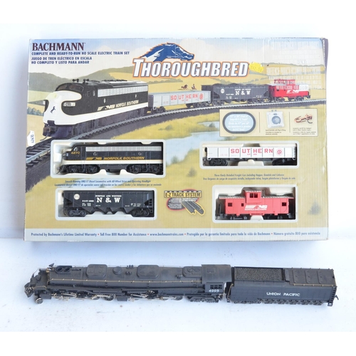 66 - Bachmann HO gauge Thoroughbred electric train set with E-Z Track System, set appears in very good li... 