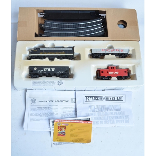 66 - Bachmann HO gauge Thoroughbred electric train set with E-Z Track System, set appears in very good li... 