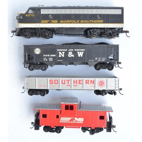 66 - Bachmann HO gauge Thoroughbred electric train set with E-Z Track System, set appears in very good li... 