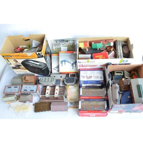 67 - Collection of mostly used OO gauge model railways scenic accessories to include buildings (including... 