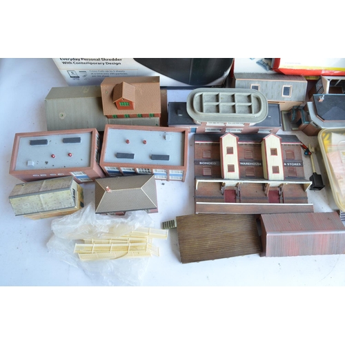 67 - Collection of mostly used OO gauge model railways scenic accessories to include buildings (including... 