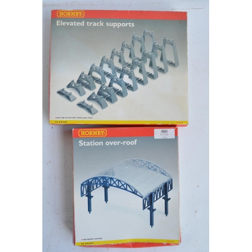 67 - Collection of mostly used OO gauge model railways scenic accessories to include buildings (including... 