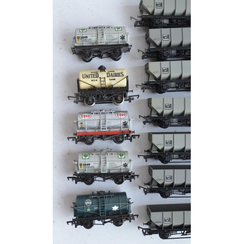 70 - Collection of unboxed previously run OO gauge railway models including electric locomotives with Hor... 