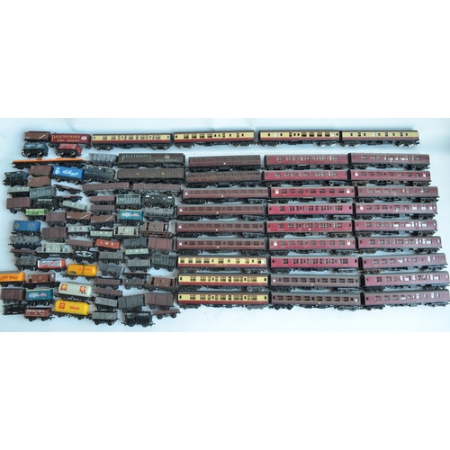 72 - Extensive collection of unboxed previously run OO gauge passenger coaches and goods wagons, various ... 