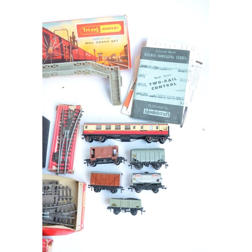 73 - Collection of Hornby, Hornby Dublo and Hornby Tri-ang OO gauge railway models and accessories, many ... 