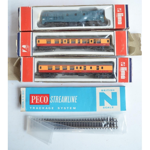 19A - Lima N gauge BR blue Class 31 D5518 diesel electric locomotive model, 2 Lima passenger coaches (all ... 