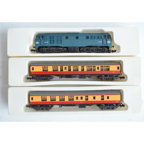 19A - Lima N gauge BR blue Class 31 D5518 diesel electric locomotive model, 2 Lima passenger coaches (all ... 