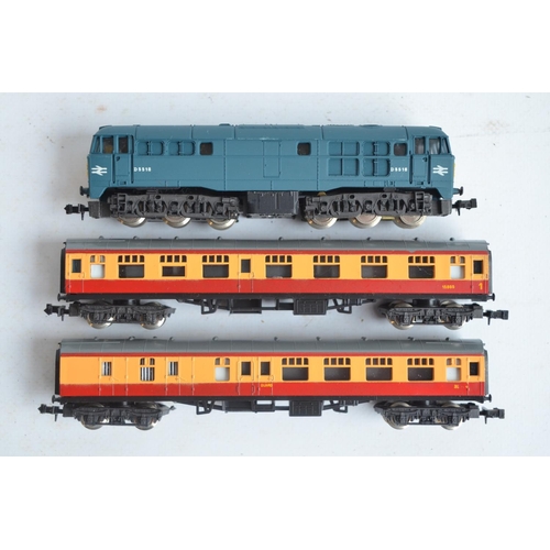 19A - Lima N gauge BR blue Class 31 D5518 diesel electric locomotive model, 2 Lima passenger coaches (all ... 