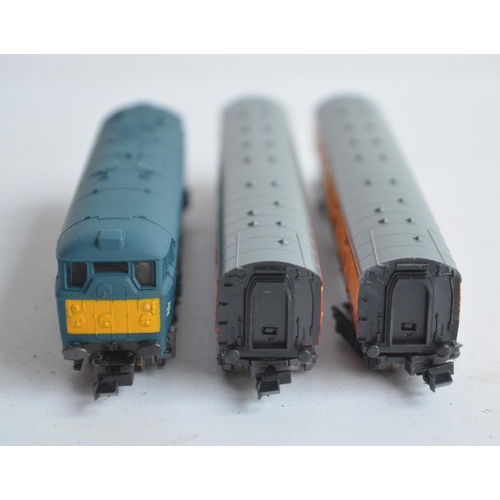 19A - Lima N gauge BR blue Class 31 D5518 diesel electric locomotive model, 2 Lima passenger coaches (all ... 