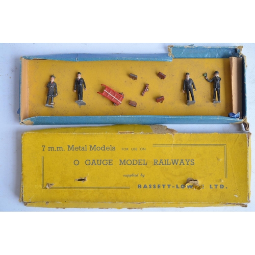 73A - Collection of vintage pre and post war O gauge railway models to include six metal Hornby Meccano go... 