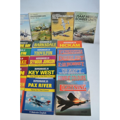 172 - Extensive collection of aircraft related books, magazines etc to include Osprey Superbase Series 1-2... 