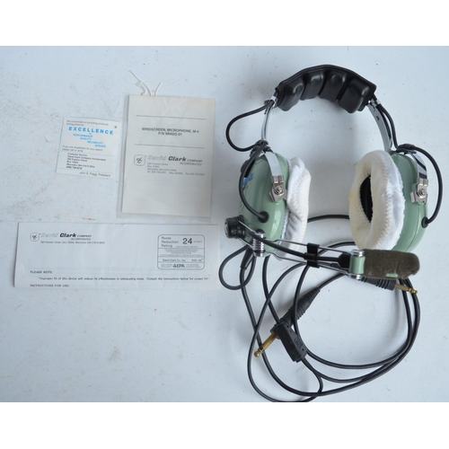 178 - Pilots noise attenuating Model H10-40 headset with microphone by David Clark Co (USA), previously us... 