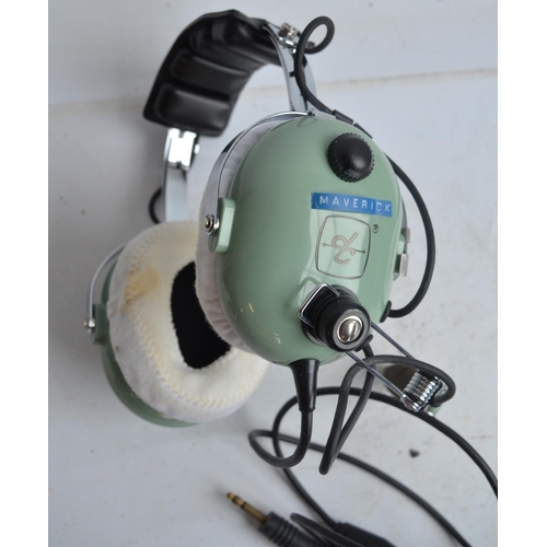 178 - Pilots noise attenuating Model H10-40 headset with microphone by David Clark Co (USA), previously us... 