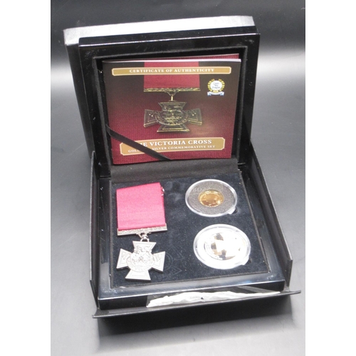 710 - The Bradford Exchange - The Victoria Cross Gold and Silver Commemorative Set, sterling silver and 9c... 