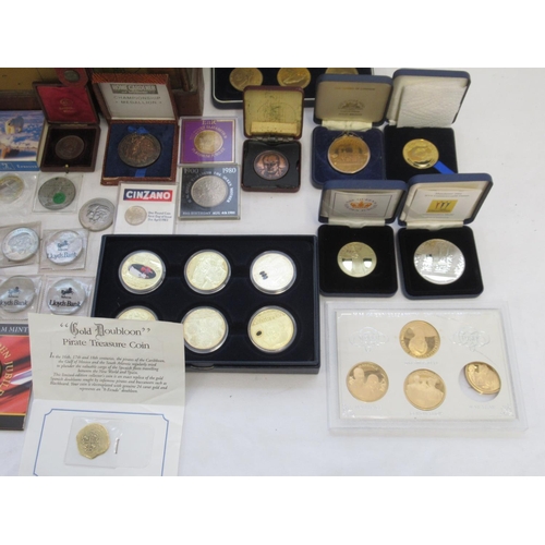 764 - Assorted collection of commemorative and plated coins to inc. The 1947 Platinum Wedding Prestige Coi... 