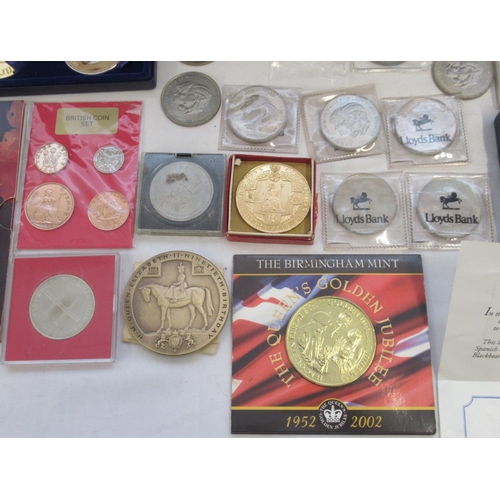 764 - Assorted collection of commemorative and plated coins to inc. The 1947 Platinum Wedding Prestige Coi... 