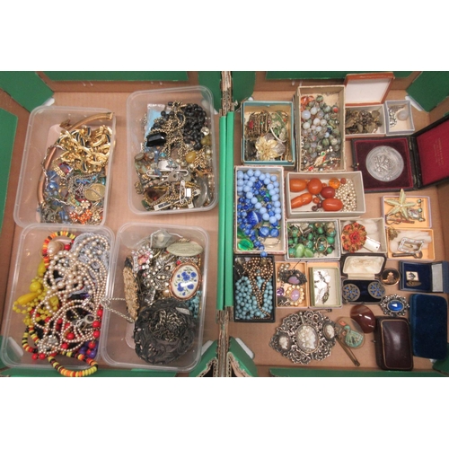 23 - Collection of modern and vintage costume jewellery including necklaces, brooches, etc., a large quan... 