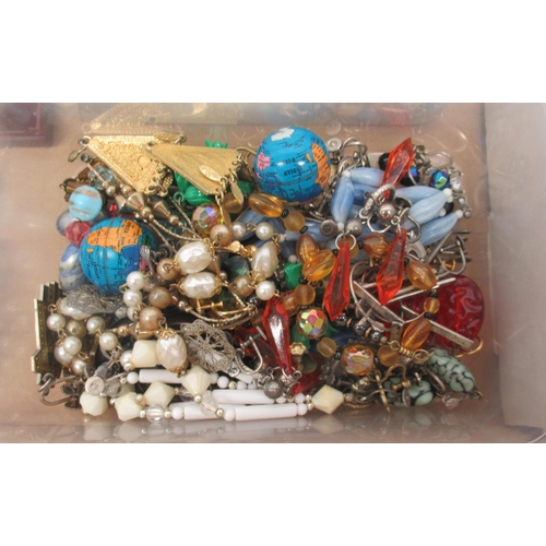 231 - Collection of costume jewellery incl large quantity of push screw earrings, yellow metal rings and b... 