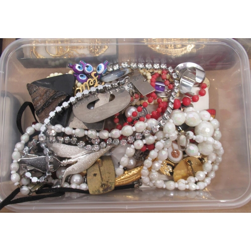 231 - Collection of costume jewellery incl large quantity of push screw earrings, yellow metal rings and b... 