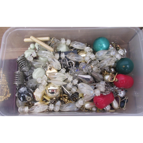 231 - Collection of costume jewellery incl large quantity of push screw earrings, yellow metal rings and b... 