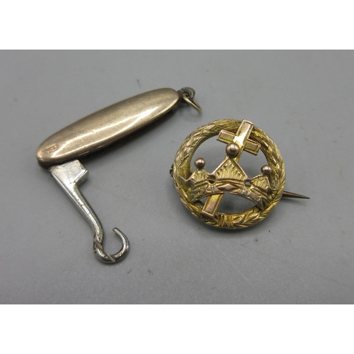 18 - 9ct yellow gold button hook, stamped 9ct, and a 9ct yellow gold badge with cross and crown, stamped ... 