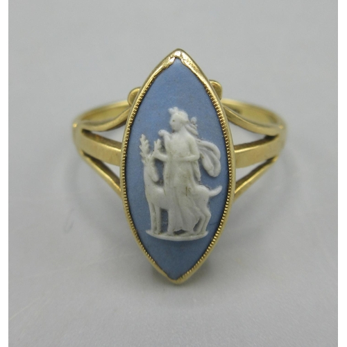 25 - 18ct yellow gold ring set with blue and white Wedgwood Jasperware cameo, stamped 18ct, size P1/2, 4.... 