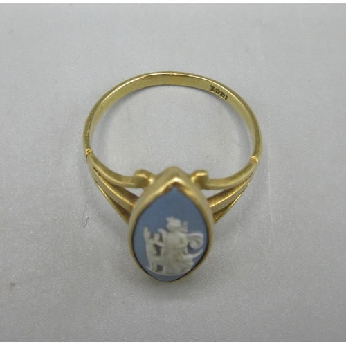 25 - 18ct yellow gold ring set with blue and white Wedgwood Jasperware cameo, stamped 18ct, size P1/2, 4.... 