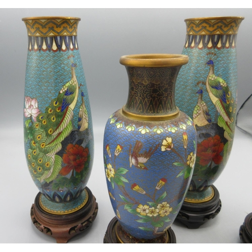 286 - Two pairs of late 20th century Chinese cloisonne vases, one pair decorated with peacocks on a blue g... 