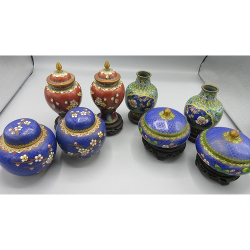 288 - Collection of late 20th century Chinese cloisonne urns and covers and bowls and covers, max. H14cm (... 