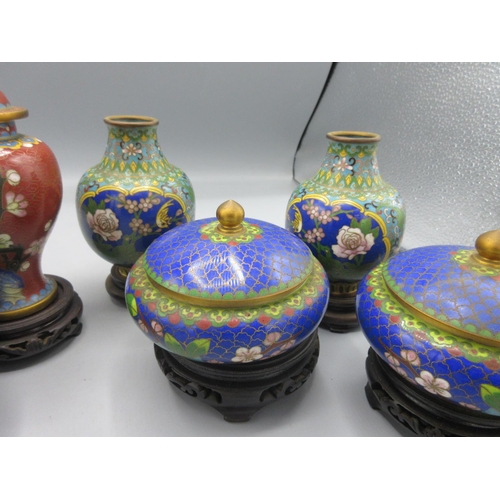 288 - Collection of late 20th century Chinese cloisonne urns and covers and bowls and covers, max. H14cm (... 