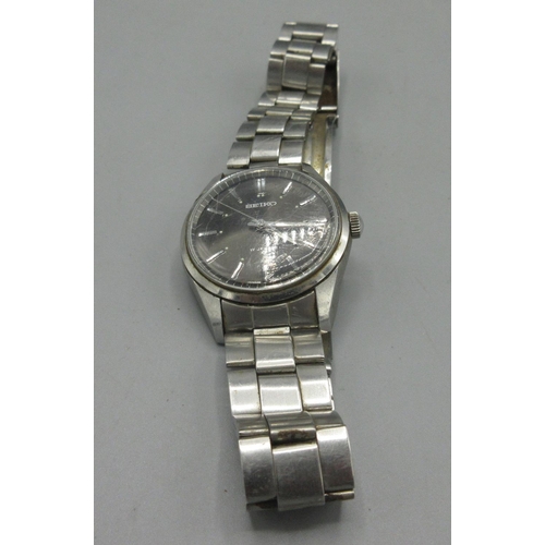 525 - Seiko stainless steel wristwatch on matching bracelet with signed clasp, signed sunburst charcoal gr... 