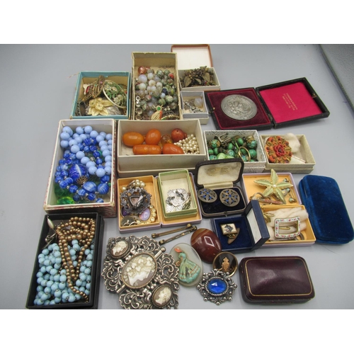 23 - Collection of modern and vintage costume jewellery including necklaces, brooches, etc., a large quan... 