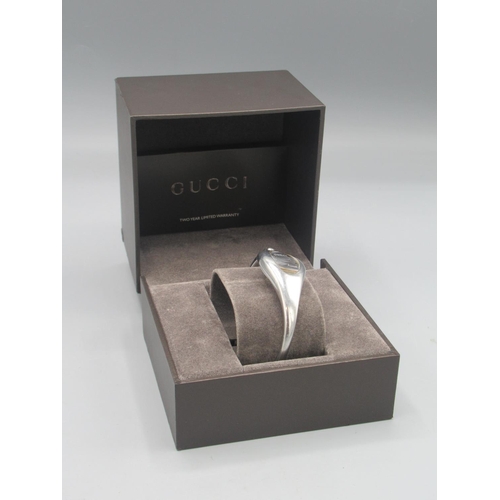 539 - Gucci ladies stainless steel quartz wristwatch, signed black dial and crown, signed screw on case ba... 