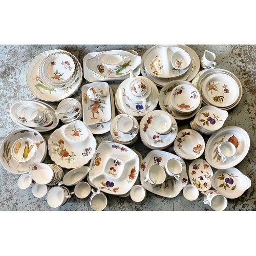 555 - Les Dennis Collection - Large collection of Royal Worcester Evesham pattern tableware incl large dis... 