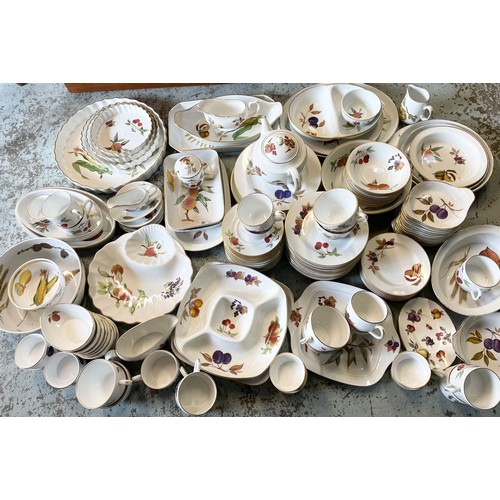 555 - Les Dennis Collection - Large collection of Royal Worcester Evesham pattern tableware incl large dis... 