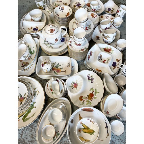 555 - Les Dennis Collection - Large collection of Royal Worcester Evesham pattern tableware incl large dis... 